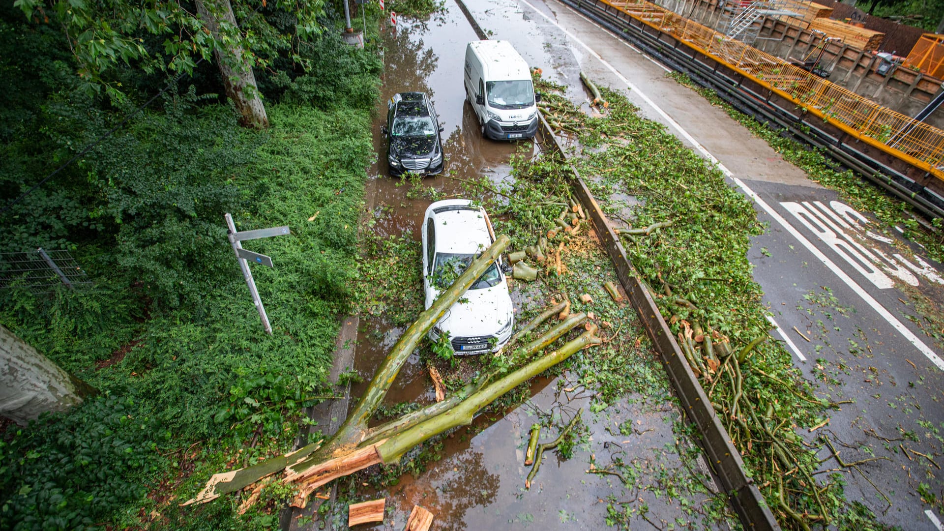 Ein Unwetterschaden von vielen: Auch der öffentliche Personennahverkehr und seine Fahrgäste haben am Dienstag gelitten.