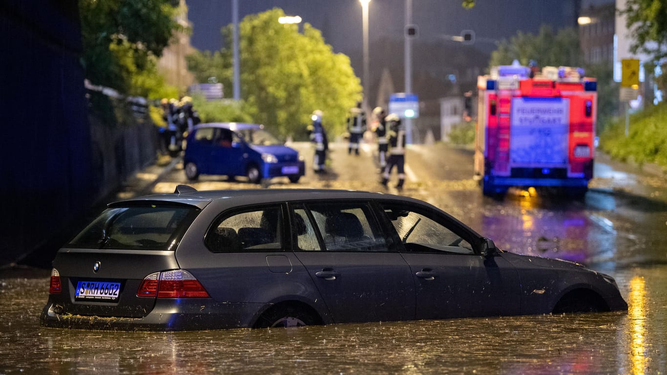 Ein Auto steht in der überfluteten Autounterführung am Österreichischen Platz.