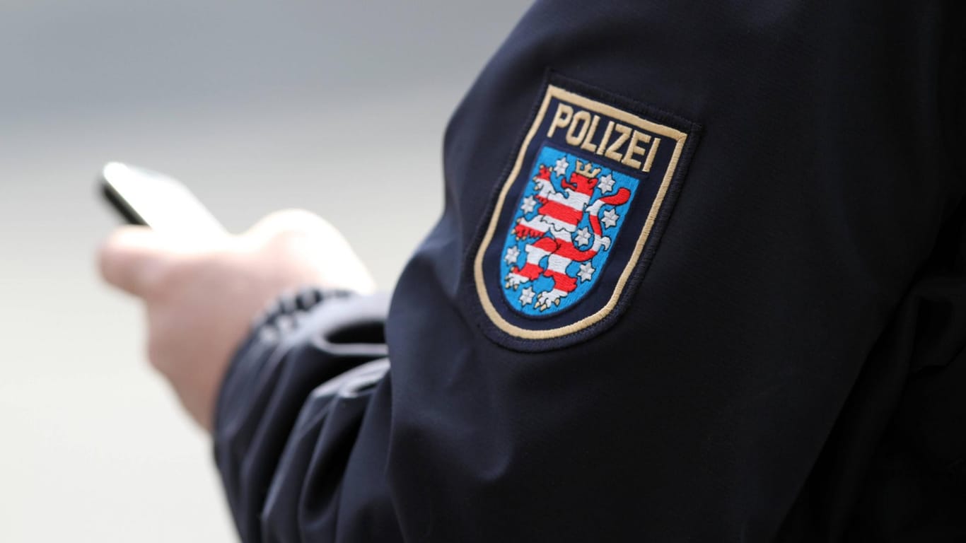 Das Wappen der Thüringer Polizei ist auf einer Jacke zu sehen (Symbolbild): Beamte haben eine Wohnung in Erfurt durchsucht.