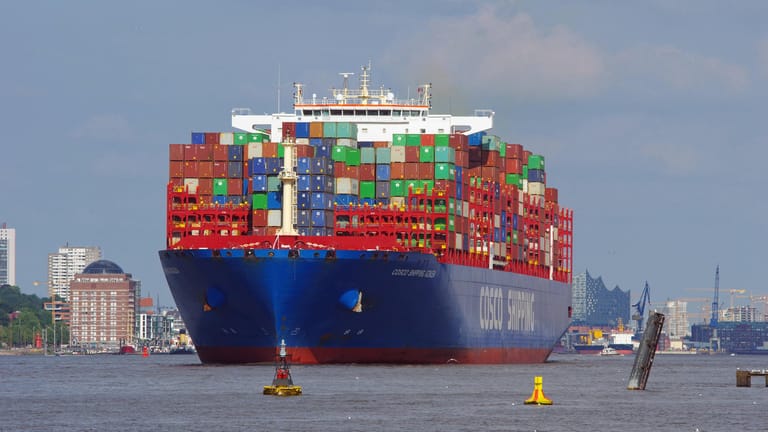 Ein Containerschiff im Hamburger Hafen: Viele Waren kommen momentan verzögert in Deutschland an.