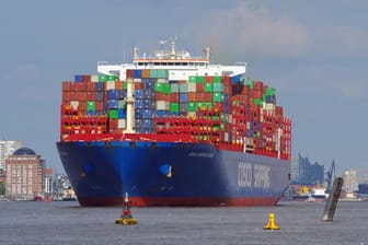 Ein Containerschiff im Hamburger Hafen: Viele Waren kommen momentan verzögert in Deutschland an.