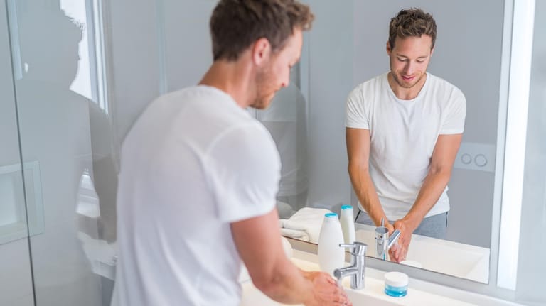 Ein Mann wäscht sich die Hände: Unzureichende Hygiene kann ein Gerstenkorn begünstigen.