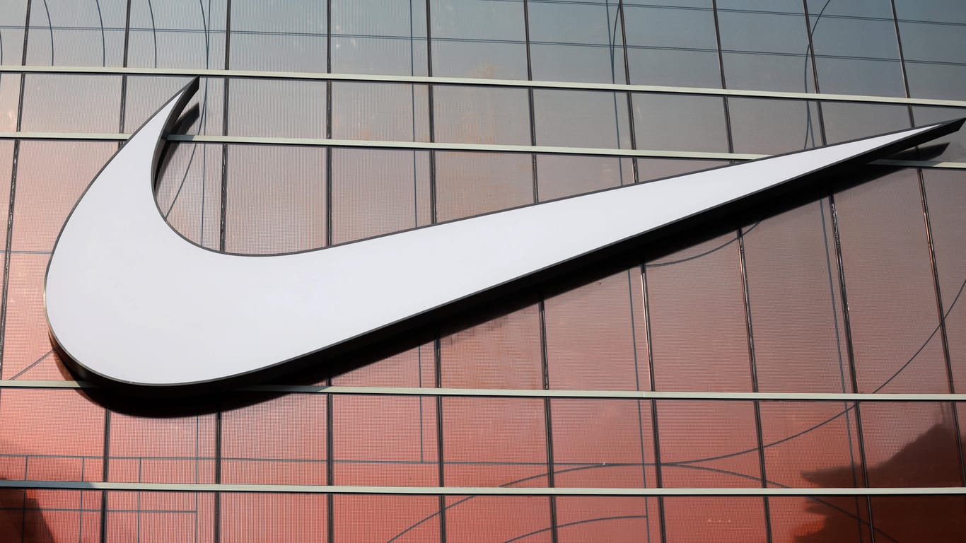 Ein Nike-Logo an einem Gebäude (Symbolbild): In einer Berliner Filiale konnten die Mitarbeitenden die hohe Zahl der Kunden nicht mehr beherrschen.