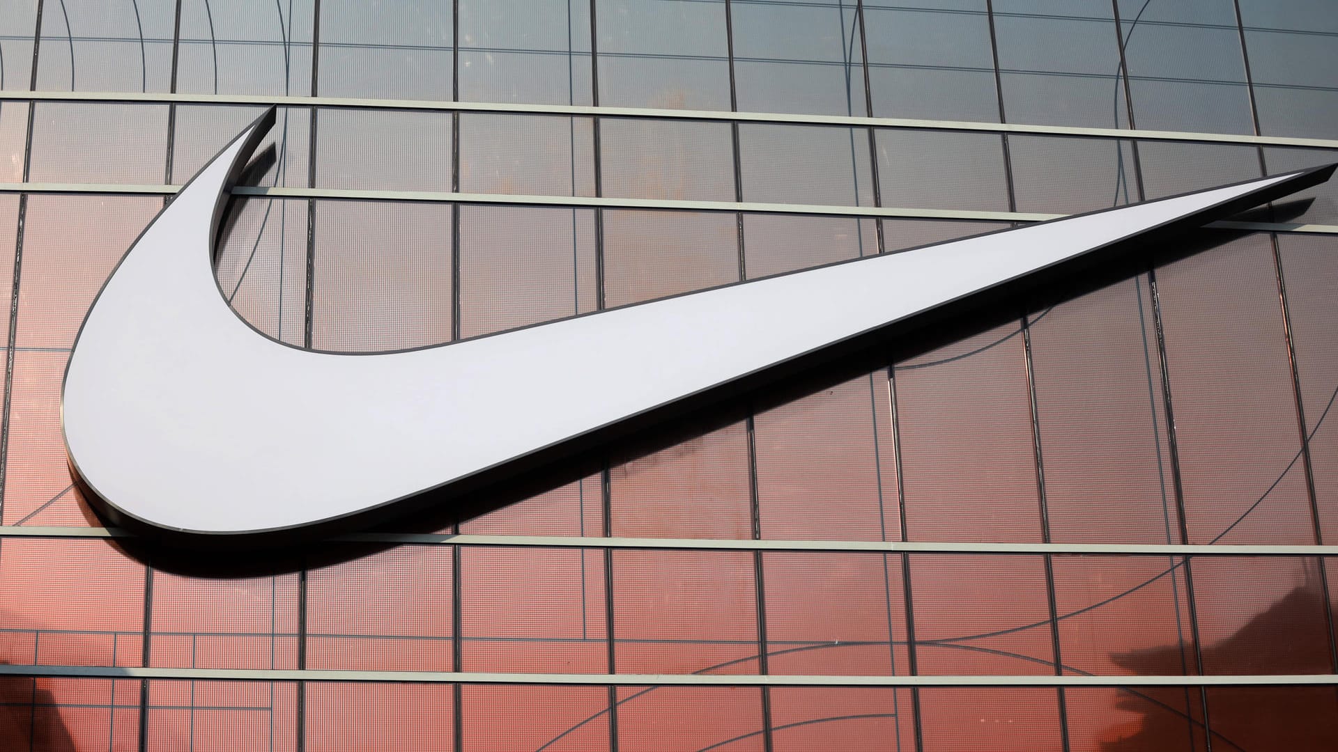Ein Nike-Logo an einem Gebäude (Symbolbild): In einer Berliner Filiale konnten die Mitarbeitenden die hohe Zahl der Kunden nicht mehr beherrschen. Ein Nike-Logo an einem Gebäude (Symbolbild): In einer Berliner Filiale konnten die Mitarbeitenden die hohe Zahl der Kunden nicht mehr beherrschen.