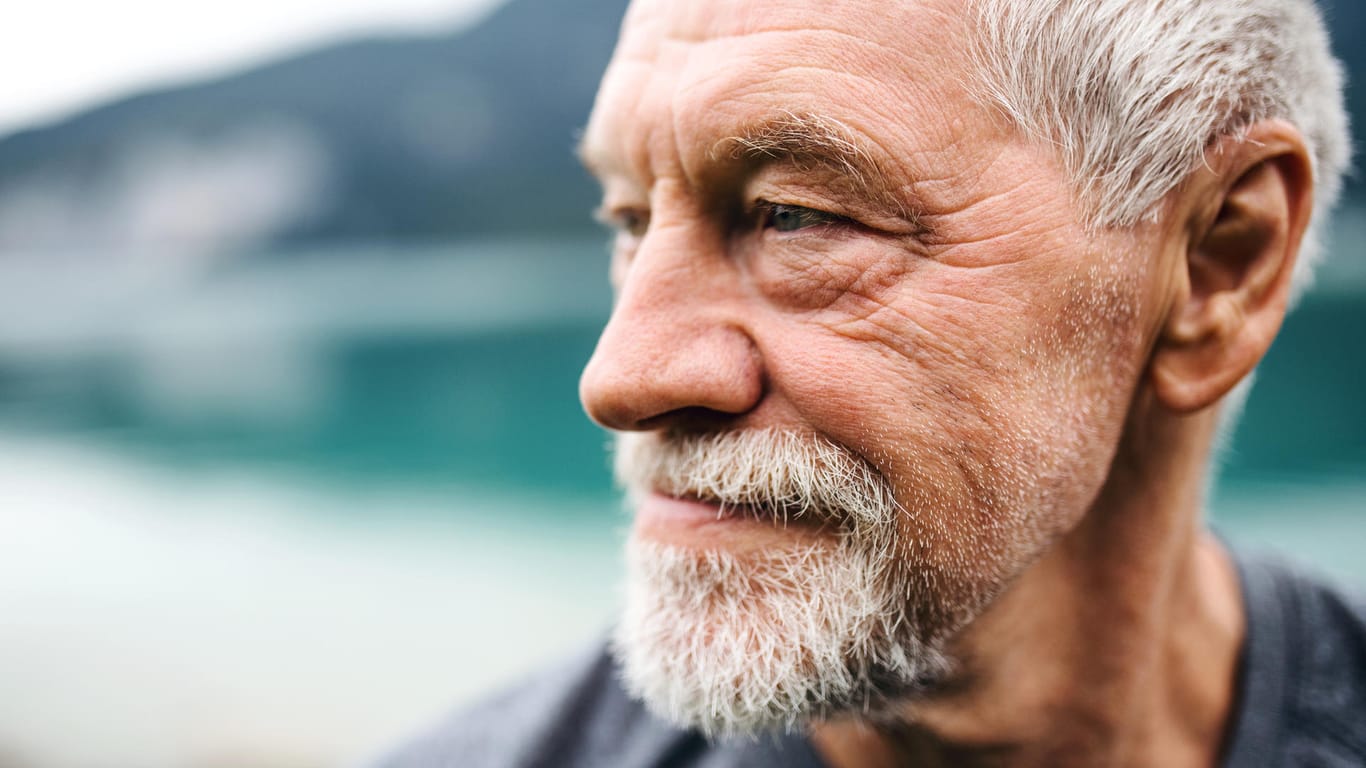 Älterer Mann: Mit steigendem Lebensalter tritt grauer Star immer häufiger auf.