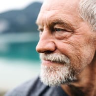 Älterer Mann: Mit steigendem Lebensalter tritt grauer Star immer häufiger auf.
