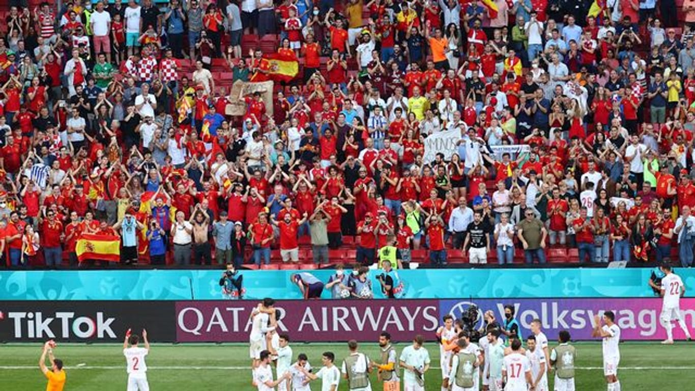 Die spanischen Spieler bejubeln mit ihren Fans den Einzug ins Viertelfinale.