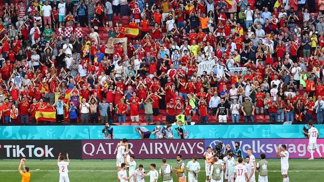 Die spanischen Spieler bejubeln mit ihren Fans den Einzug ins Viertelfinale.