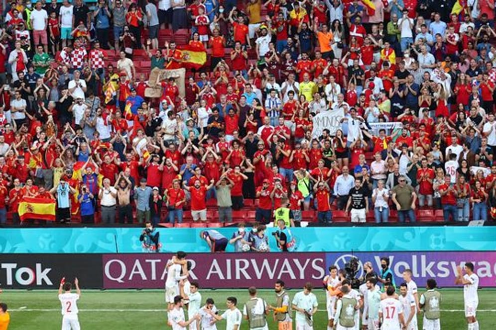 Die spanischen Spieler bejubeln mit ihren Fans den Einzug ins Viertelfinale.