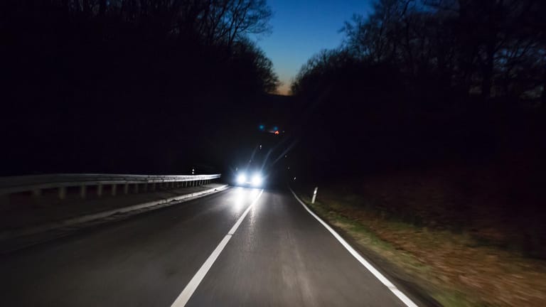 Autofahrt bei Nacht: Mit der Zeit kann grauer Star zu Problemen im Alltag führen – etwa beim Autofahren infolge zunehmender Blendungsempfindlichkeit.