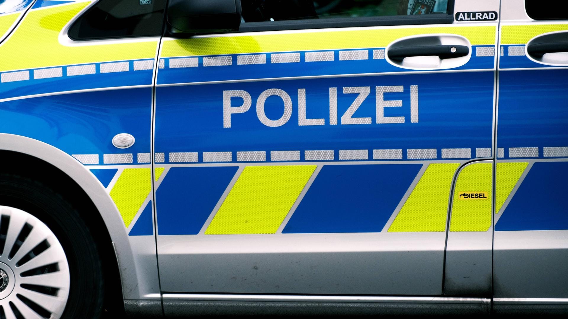 Ein Streifenwagen der Polizei (Symbolbild): Die Beamten stießen auf eine "äußerst unsaubere" Wohnung. Ein Streifenwagen der Polizei (Symbolbild): Die Beamten stießen auf eine "äußerst unsaubere" Wohnung.