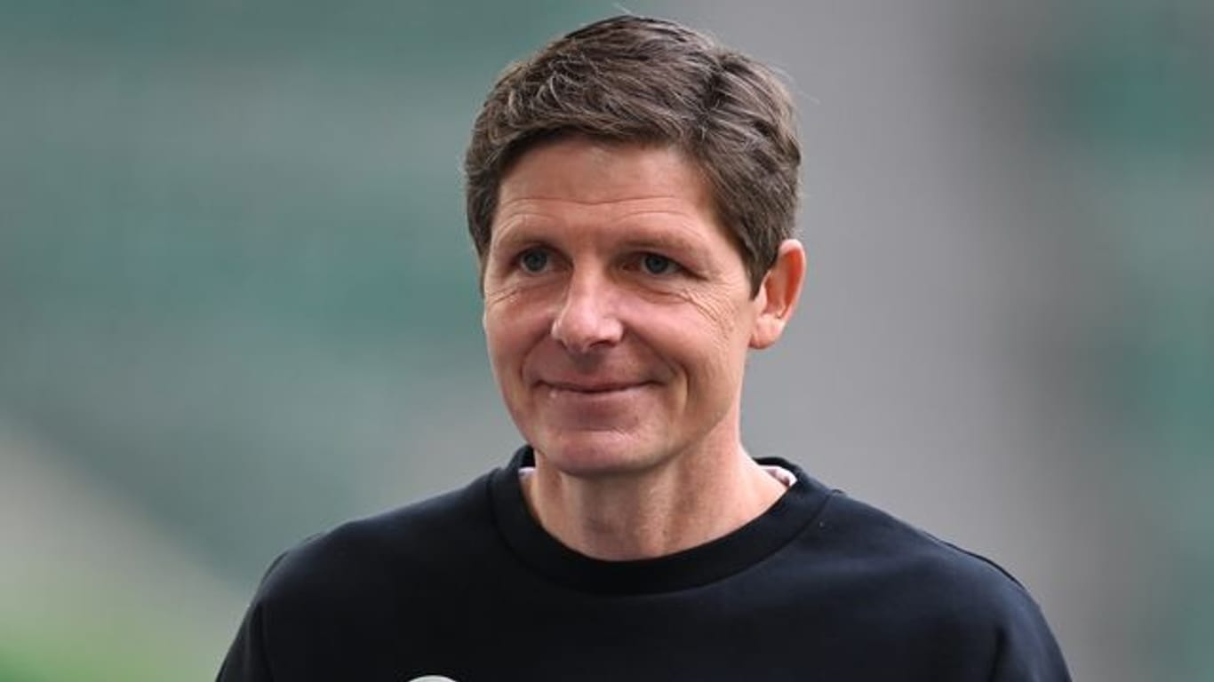 Wolfsburgs bisheriger Trainer Oliver Glasner geht über den Platz
