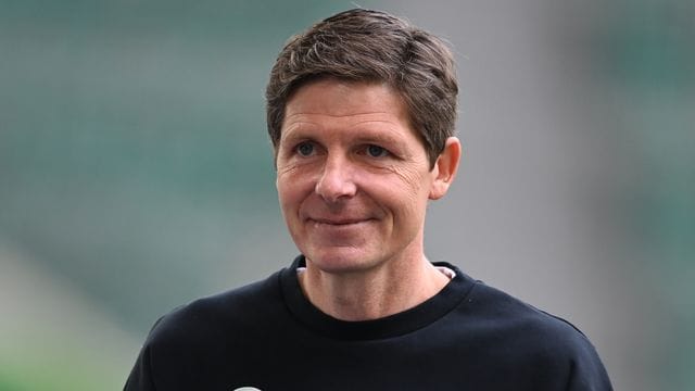 Wolfsburgs bisheriger Trainer Oliver Glasner geht über den Platz Wolfsburgs bisheriger Trainer Oliver Glasner geht über den Platz