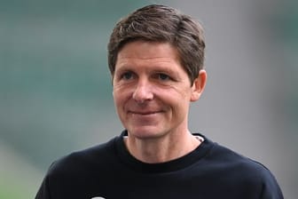 Wolfsburgs bisheriger Trainer Oliver Glasner geht über den Platz
