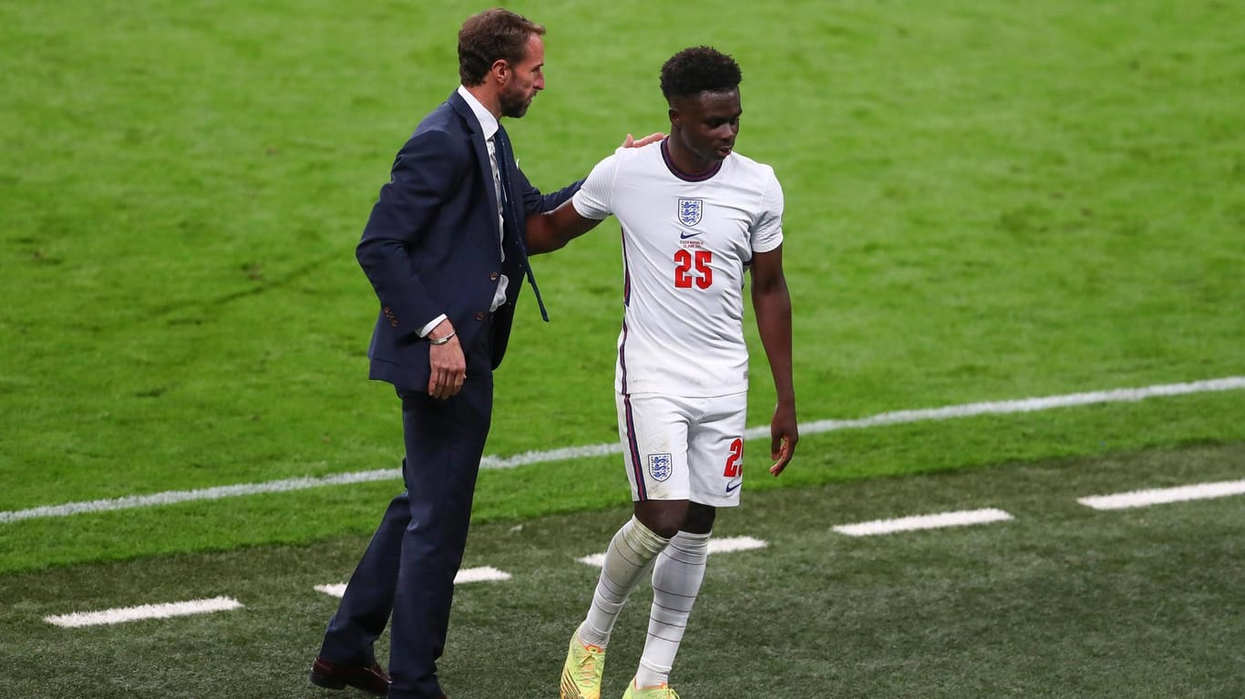 Gareth Southgate (l.) mit Buyako Saka: Englands Trainer wird den Teenager wohl auch gegen Deutschland in die Startelf beordern.