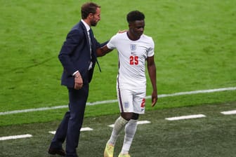 Gareth Southgate (l.) mit Buyako Saka: Englands Trainer wird den Teenager wohl auch gegen Deutschland in die Startelf beordern.