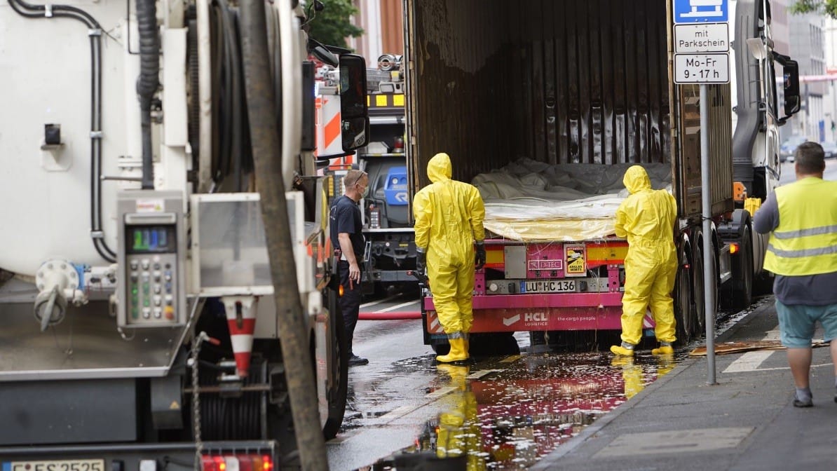 Sirup läuft aus dem Laster auf die Straße (Foto): Der Sirup verteilte sich auf einer Strecke von fünf Kilometern. Sirup läuft aus dem Laster auf die Straße (Foto): Der Sirup verteilte sich auf einer Strecke von fünf Kilometern.