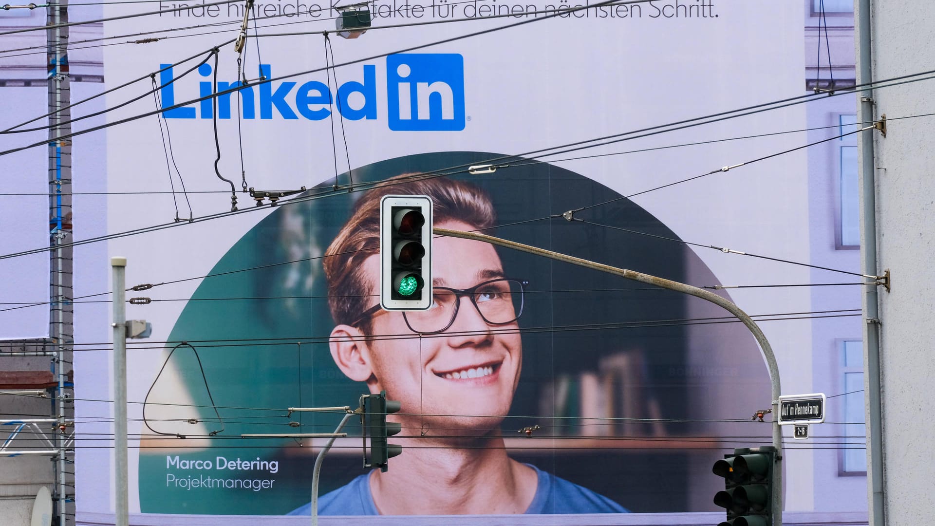 LinkedIn-Werbeplakat in Düsseldorf: Ein Datenleck im Dienst hat nahezu alle Nutzerdaten offengelegt