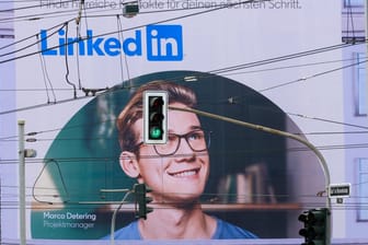LinkedIn-Werbeplakat in Düsseldorf: Ein Datenleck im Dienst hat nahezu alle Nutzerdaten offengelegt