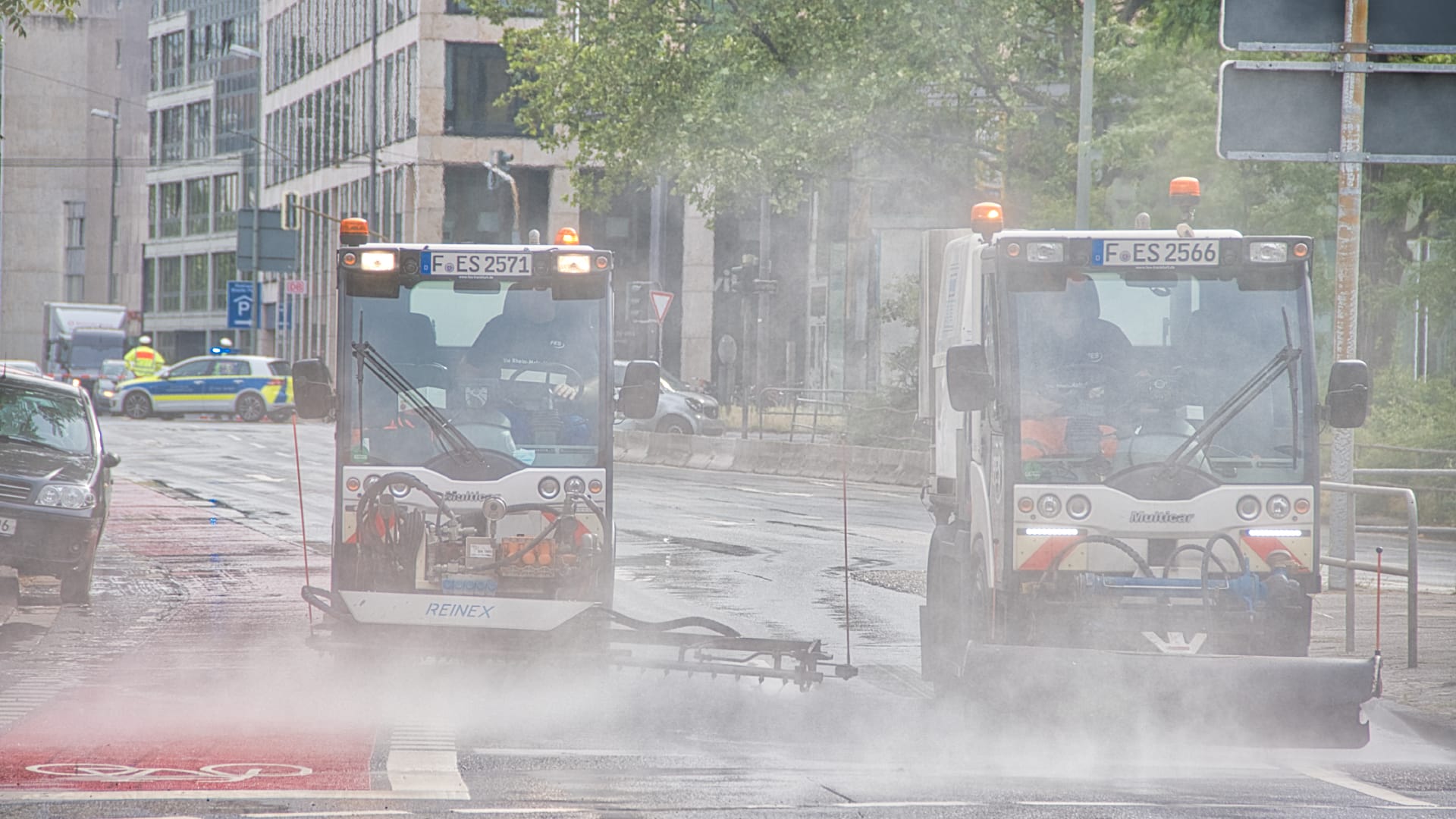 Wasserfahrzeuge versuchen den Sirup von der Fahrbahn zu bekommen (Foto): Teilweise werden Straßen abgesperrt.