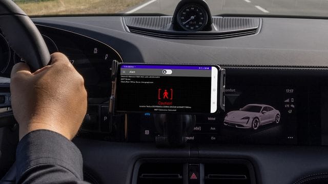 Eine Echtzeit-Warnung erscheint auf einem Mobiltelefon. Eine Echtzeit-Warnung erscheint auf einem Mobiltelefon.