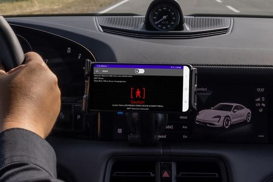 Eine Echtzeit-Warnung erscheint auf einem Mobiltelefon.