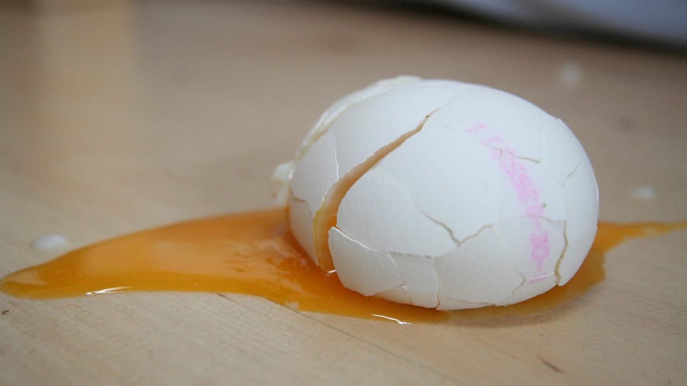 Ein zerbrochenes Ei liegt auf dem Boden (Symbolbild): In Moabit kam es zu mehreren Eierwürfen auf einen Polizeiwagen.