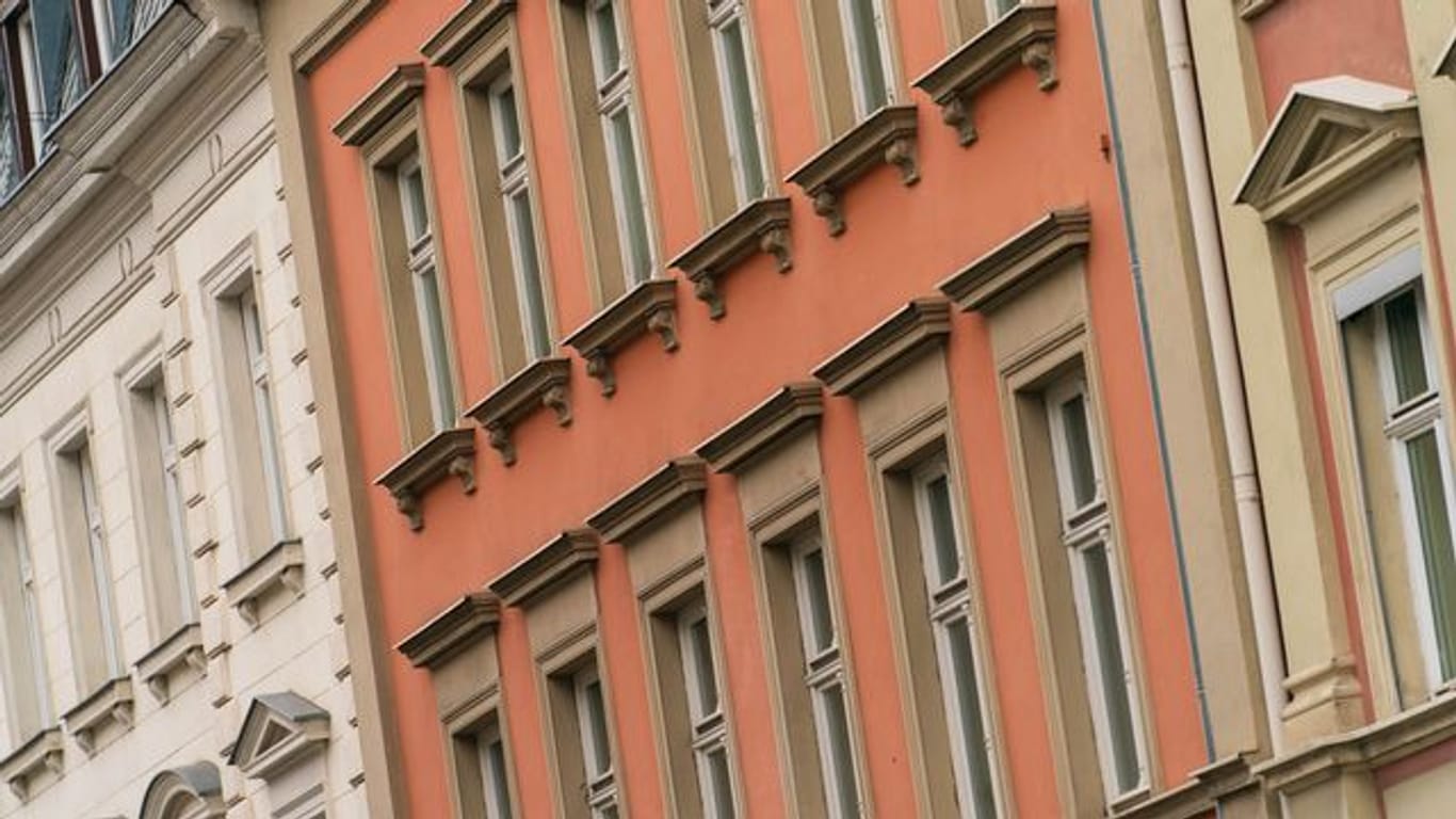 Blick auf die Fassaden von Wohnhäusern