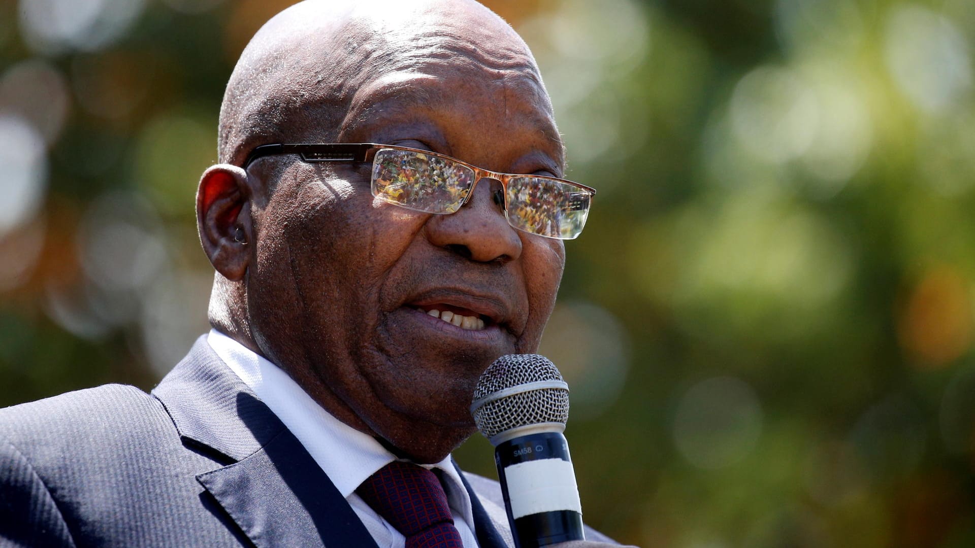 Jacob Zuma, ehemaliger Präsident von Südafrika: Er warf dem Kommissions-Vorsitzenden Raymond Zondo Befangenheit vor, als er 2019 vor Gericht erschien. Jacob Zuma, ehemaliger Präsident von Südafrika: Er warf dem Kommissions-Vorsitzenden Raymond Zondo Befangenheit vor, als er 2019 vor Gericht erschien.