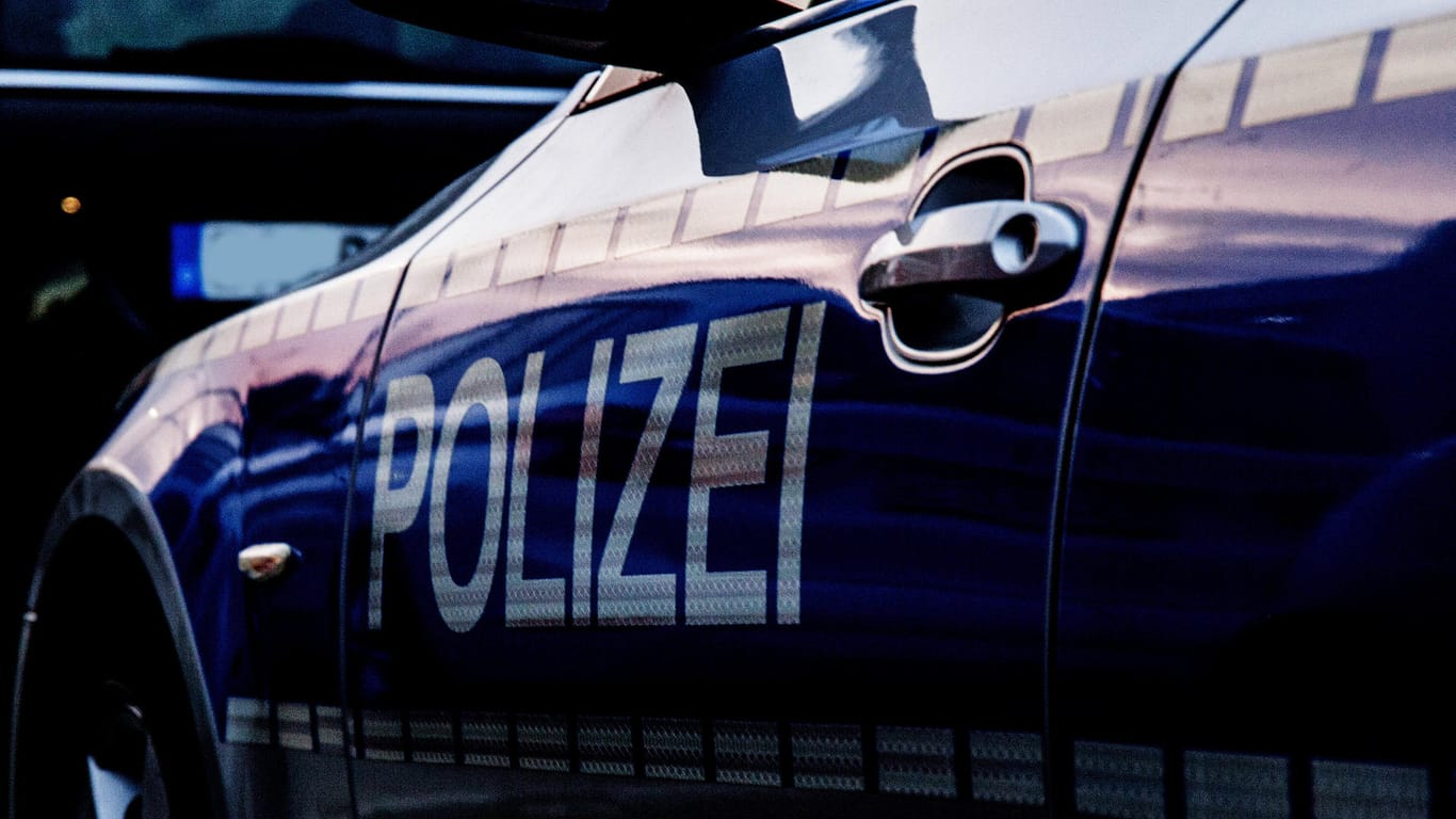 Ein Polizeiauto (Symbolbild): In Nürnberg ist ein vermisster älterer Mann tot in einem Gebüsch gefunden worden.