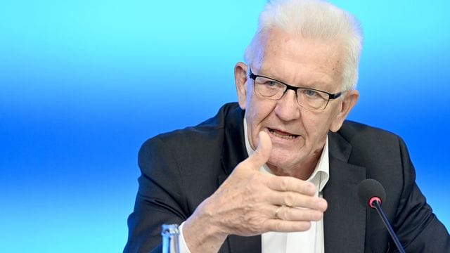 Winfried Kretschmann spricht auf einer Pressekonferenz