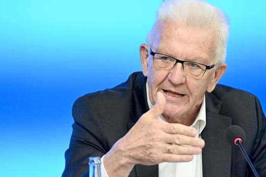 Winfried Kretschmann spricht auf einer Pressekonferenz