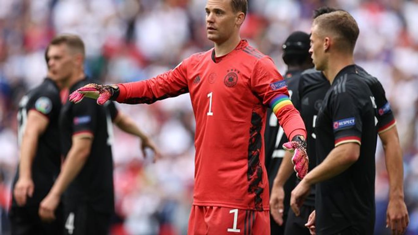 Auch in Wembley lief DFB-Kapitän Manuel Neuer wieder mit der Regenbogen-Binde am Arm auf.