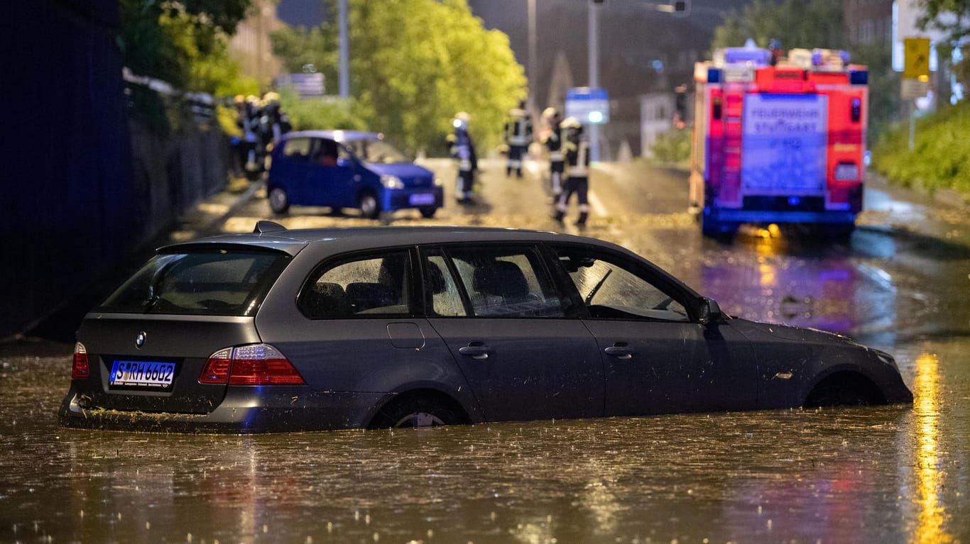 Auto in einer überfluteten Unterführung in Stuttgart: Auch in den kommenden Tagen wird es in Deutschland wohl zu weiteren Unwettern kommen.