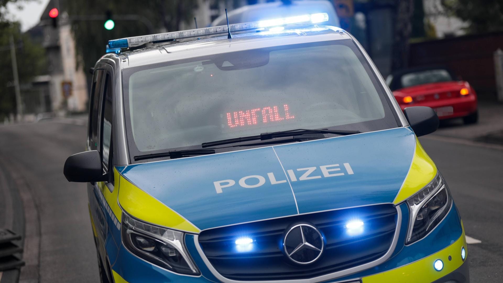 Ein Polizeifahrzeug im Einsatz: Beamte suchen nach einem Unfall auf der A5 nach Zeugen.