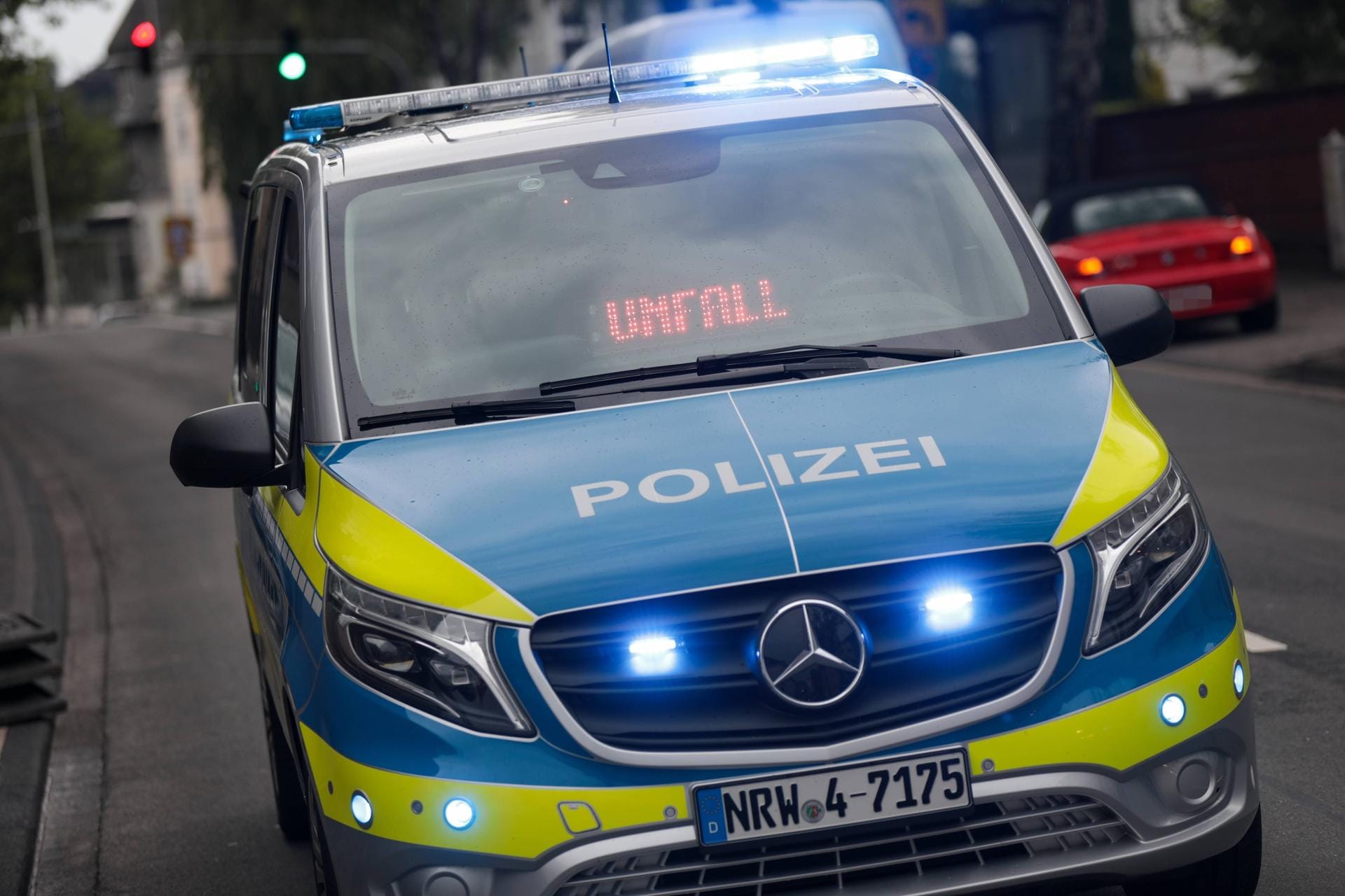 Ein Polizeifahrzeug im Einsatz: Beamte suchen nach einem Unfall auf der A5 nach Zeugen.