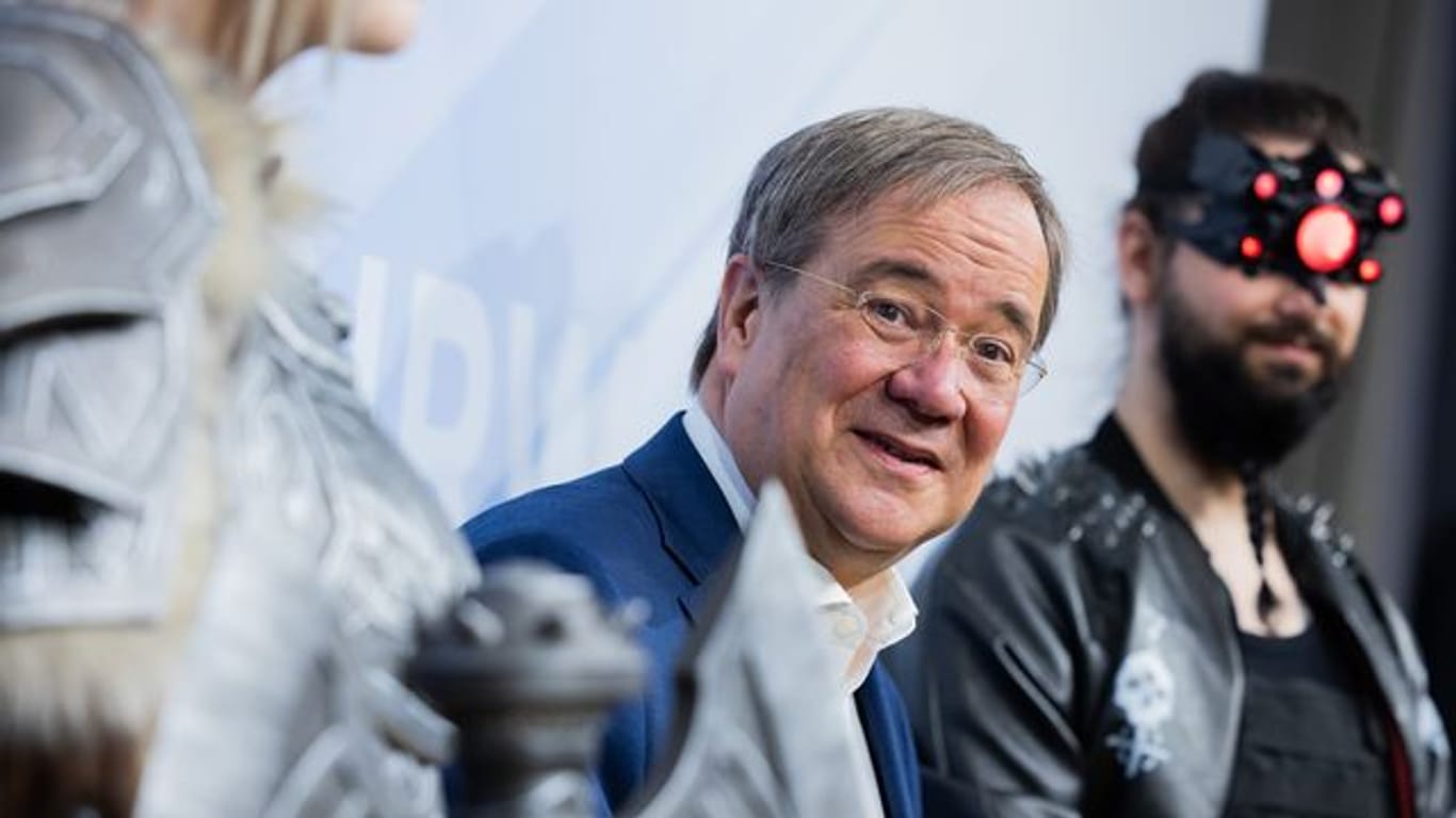 Nordrhein-Westfalens Ministerpräsident Armin Laschet zwischen Cosplayern bei der Eröffnung des "Fusion Campus" in Düsseldorf.