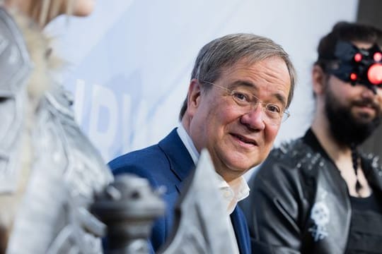 Nordrhein-Westfalens Ministerpräsident Armin Laschet zwischen Cosplayern bei der Eröffnung des "Fusion Campus" in Düsseldorf.