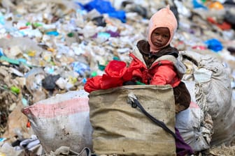 Müll sammeln: Kinderarbeit und Kinderverheiratungen haben nach Beobachtungen der Welthungerhilfe in der Coronakrise in vielen Ländern zugenommen. Am Mittwoch stellt die Organisation ihren Jahresbericht vor.