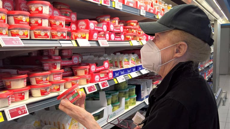 Teurer Einkauf: Die Inflation bemerken die Menschen meist im Supermarkt oder an der Tankstelle.
