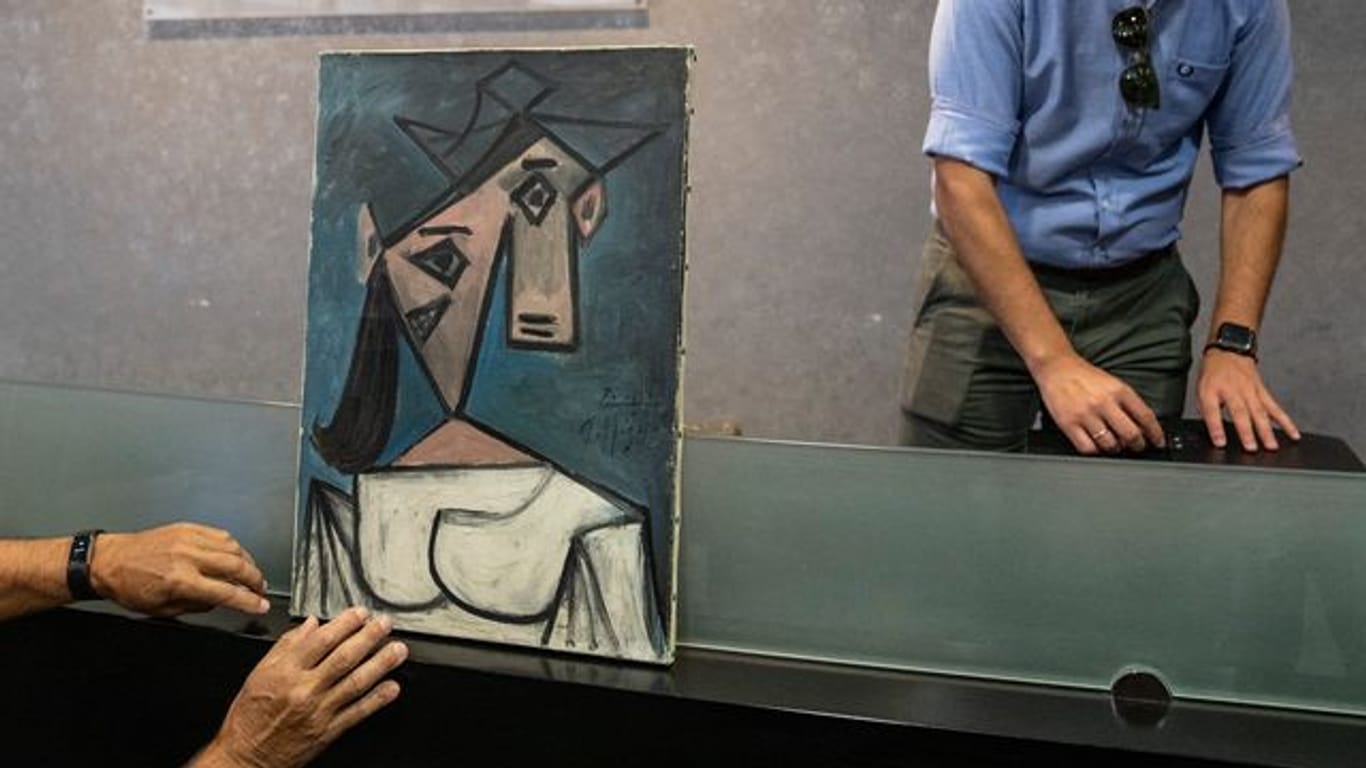 Die griechische Polizei präsentiert das wiedergefundene Gemälde "Frauenkopf" von Pablo Picasso.