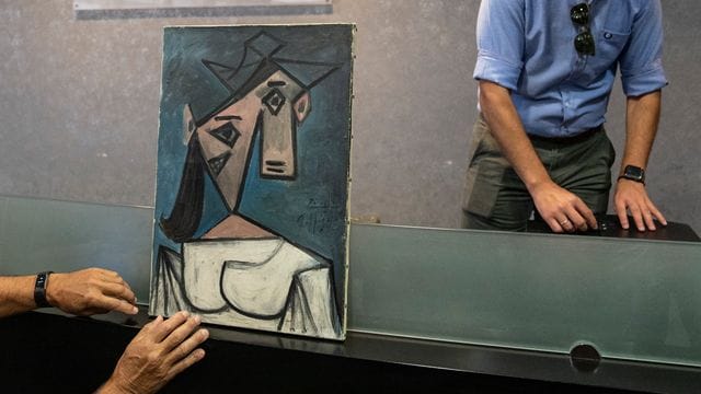 Die griechische Polizei präsentiert das wiedergefundene Gemälde "Frauenkopf" von Pablo Picasso. Die griechische Polizei präsentiert das wiedergefundene Gemälde "Frauenkopf" von Pablo Picasso.