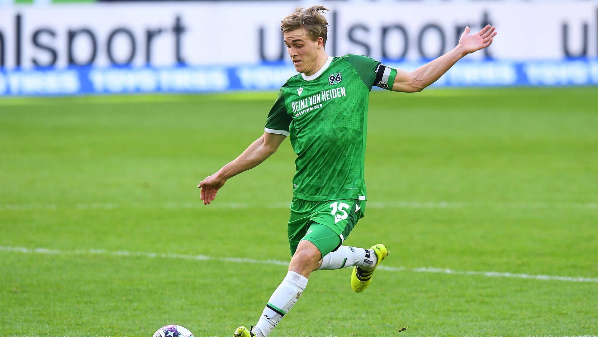 Timo Hübers am Ball für Hannover 96 (Archivbild): Am Dienstagabend soll der 26-Jährige für den FC unterschreiben.