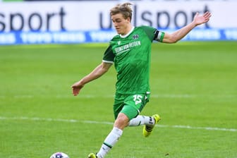 Timo Hübers am Ball für Hannover 96 (Archivbild): Am Dienstagabend soll der 26-Jährige für den FC unterschreiben.