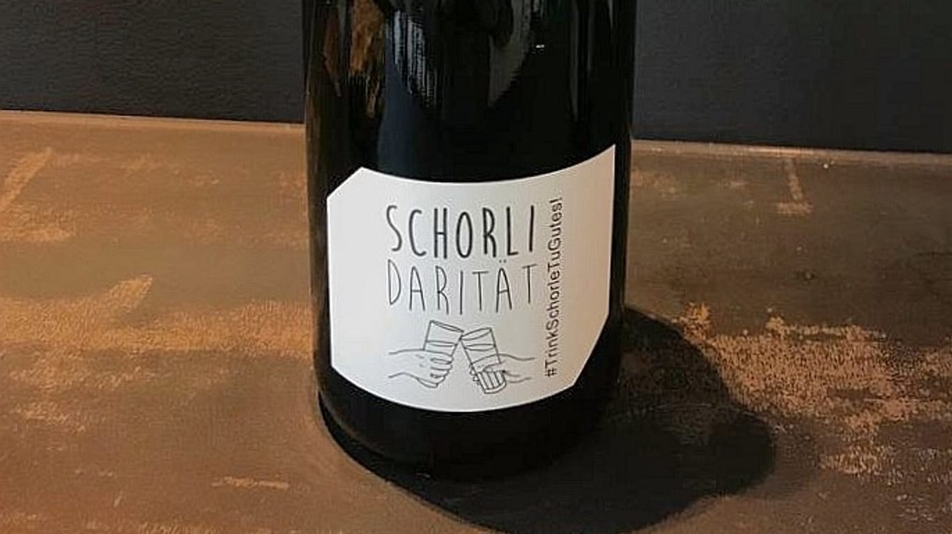 Der Wein, den das "Schorlidarität"-Paar in Kooperation mit einem rhein-hessischen Winzer ins Leben gerufen hat.