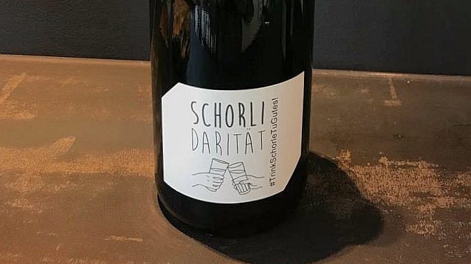 Der Wein, den das "Schorlidarität"-Paar in Kooperation mit einem rhein-hessischen Winzer ins Leben gerufen hat.