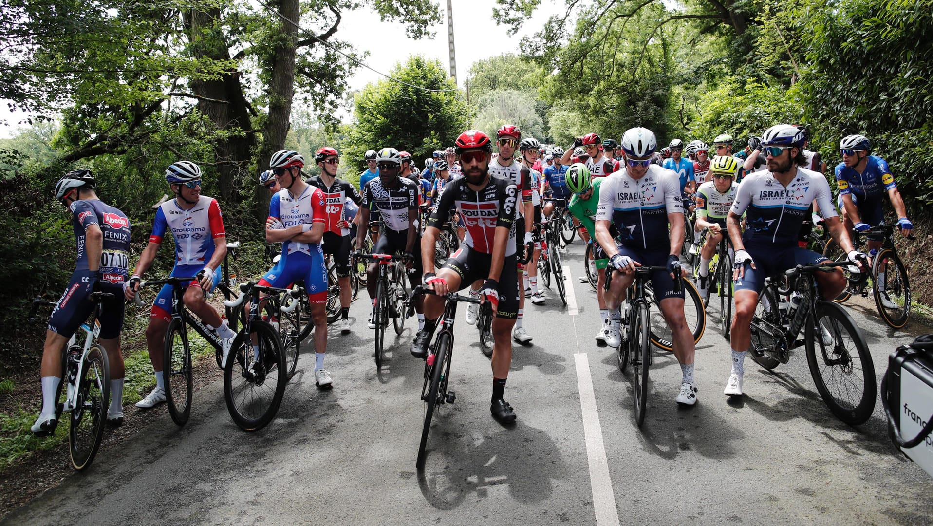 Protest kurz nach dem Start: Die Fahrer der Tour de France haben für mehr Sicherheit bei der Streckenführung protestiert.