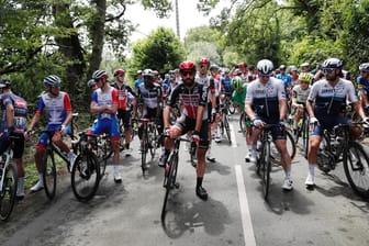Protest kurz nach dem Start: Die Fahrer der Tour de France haben für mehr Sicherheit bei der Streckenführung protestiert.