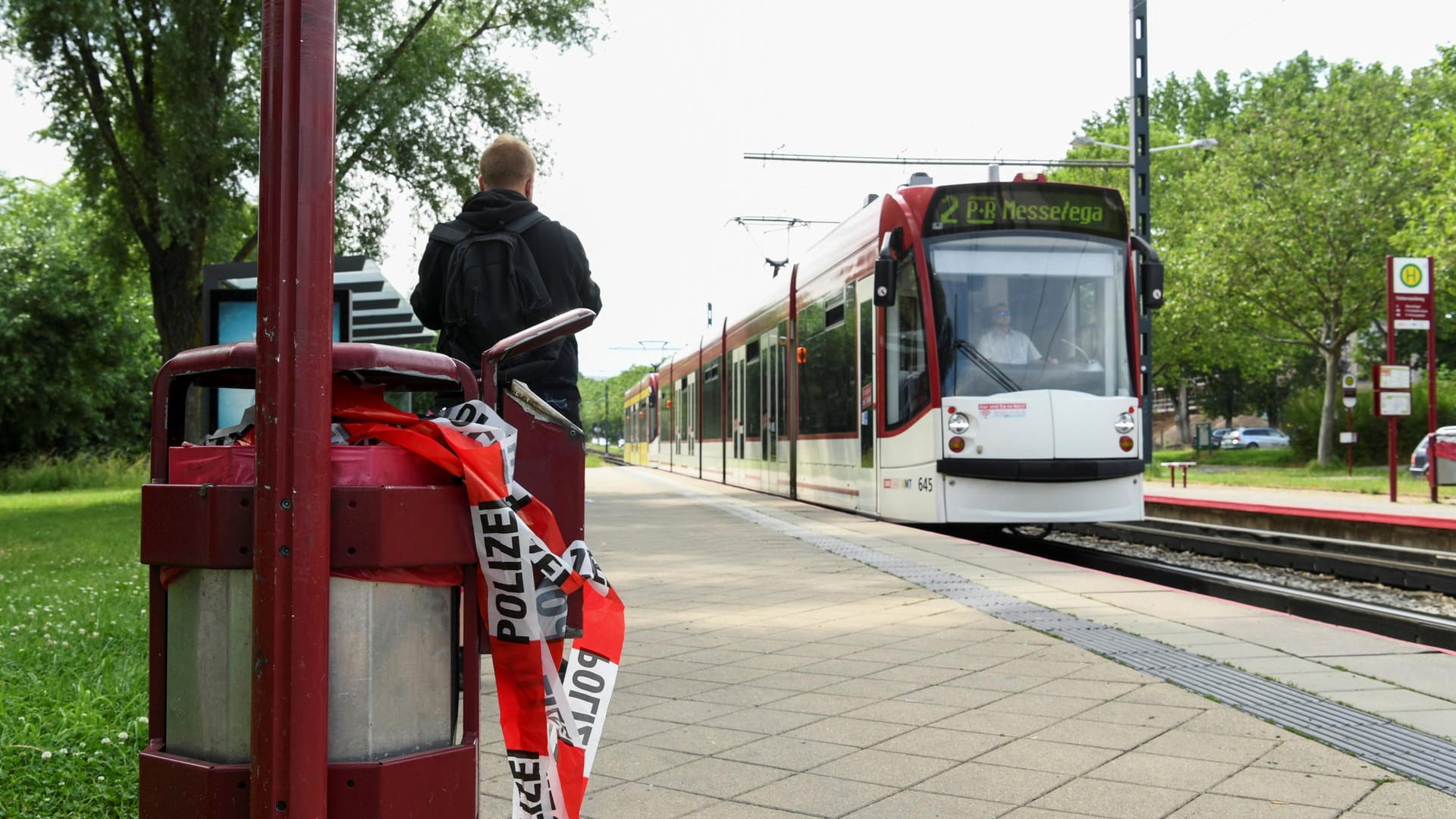 Flatterband der Polizei liegt an der Haltestelle Färberwaidweg in einem Mülleimer: In dem Bereich war es zu den Angriffen auf die beiden Verletzten gekommen.