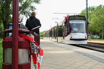 Flatterband der Polizei liegt an der Haltestelle Färberwaidweg in einem Mülleimer: In dem Bereich war es zu den Angriffen auf die beiden Verletzten gekommen.